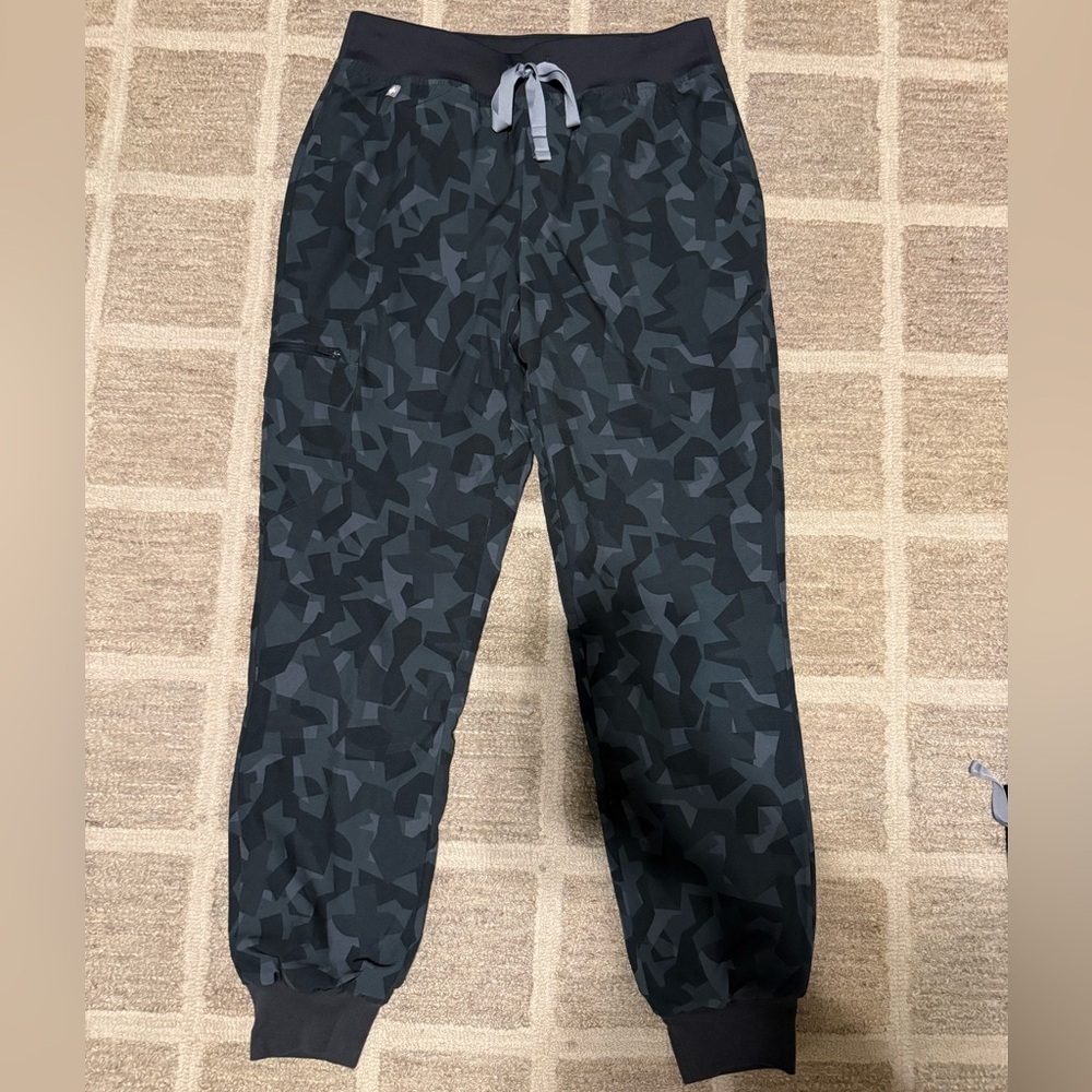 LIMITED EDITION: Figs Zamora Scrub pants in camo, free x line